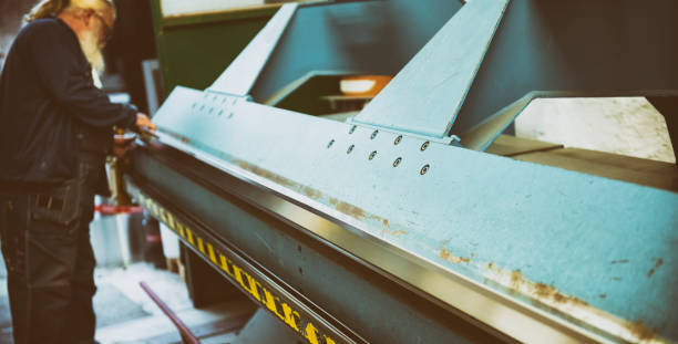 Metal Mastery: Applications and Innovations of CNC Plate Bending Machines - 翻译中...