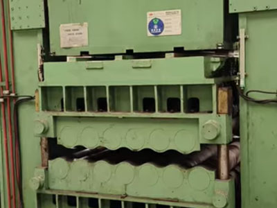 Cambio rotolo della livellatrice per lastre